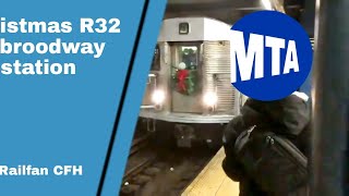 Christmas train R32 at Broadway station | Рождественский поезд р32 на станции Брудвей