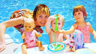 🍼🏊 ¡Misión Rescate con Bianca: El Biberón de Baby Born en la Piscina! Videos de Juguetes para Bebés