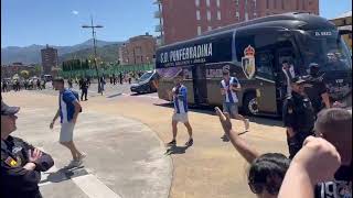 Llegada del autobús de la Ponferradina al Toralín antes del partido ante el Córdoba