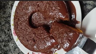 Bolo de cenoura com cobertura de chocolate.