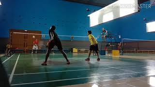 Serunya bermain badminton