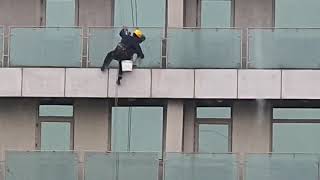 Fatal Heights&Workers/ Hard work and the life at risk/ Single person Cleaning Fraser Suite's Windows