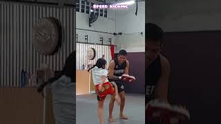 SPEED KICKING USING RIGHT LEG MUAY THAI TRAINING #muaythaishorts #speedkicking #muaythaitraining