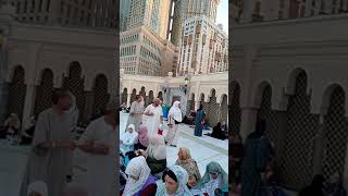 Suasana menjelang shalat di lantai paling atas masjidil haram