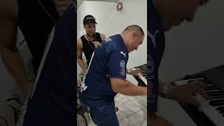 tecladista colocou o teclado para chorar ew400 da Yamaha