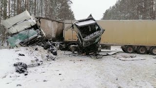 Две фуры столкнулись на скользкой дороге в Нижегородской области