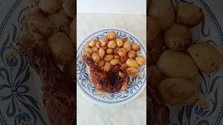 YUMMY 😋 ROASTED CHICKEN WITH YUMMY 😋 ROASTED POTATOES😋ALL CHILDREN WILL ASK FOR MORE 😋 YUMMY🙏🏽🥰😋