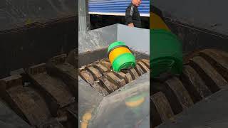 Put the beer barrel into the crusher to quickly decompose and crush #plastic shredder #shredder