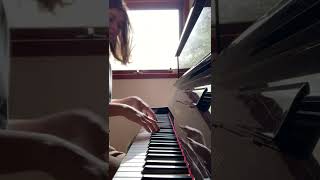 Alexandra Daddario playing on piano and singing a mond blowing song