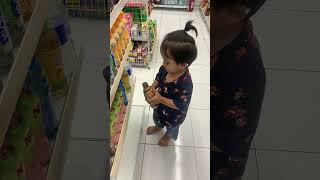 Adek bawa lari minuman orang #shorts #shortsviral #anaklucu #funny #funnyvideo #belanja #minuman