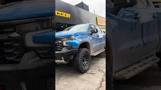 Chevrolet Silverado ZR2 2023 con Leveling 2" Rough Country, Llantas Fuel 18x9" y Neumáticos Cooper