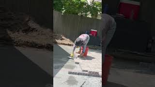 Ya estamos instalando los pavers en este patio