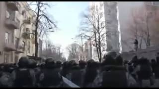 Митингующие от станции метро Крещатик идут на Верховную Раду