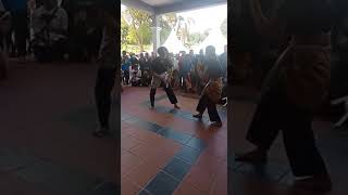 anak muda mengganas semasa membuat persembahan seni silat