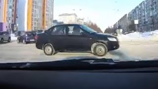 Russia: T-bone collision at intersection in Nizhnevartovsk