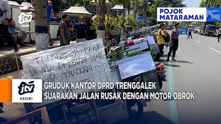 TRENGGALEK - Gruduk Kantor DPRD Suarakan Jalan Rusak Dengan Motor Obrok