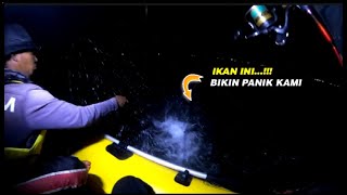 mancing malam strike ikan gak di undang | BIKIN PANIK, PERAHU KARET HAMPIR KE TUSUK IKAN INI