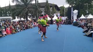 Tari Dogdog Lojor di Gedung Sate