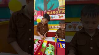 FarizZian lagi jadi pegawai Burgershop #burgershop #kidzoona #mainananak #burger #shorts #shortanak