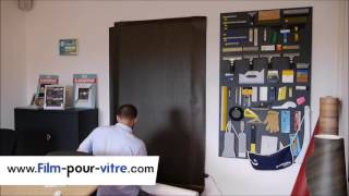 Installation d'un revêtement adhesif sur porte en bois