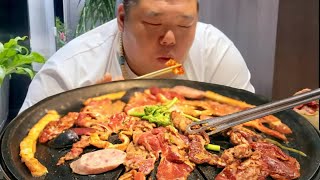 Brother Monkey made BBQ Buffet Challenge with friend！