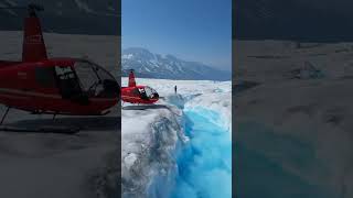 Buzların içinden akan nehrin göz alıcı rengi