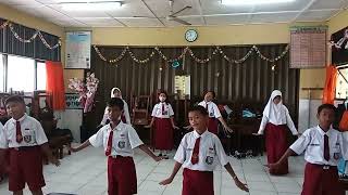 Latihan tari ondel-ondel 4.A