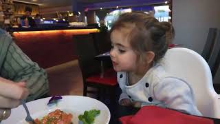 Niños pequeños comiendo tartar de salmón