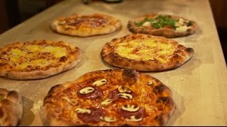 Holzofen-Pizza backen