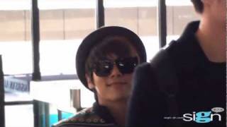 [fancam] 111206 SHINee Jonghyun smiles to fancam @ Gimpo Airport to Japan