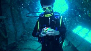 Solving a Rubik's Cube in a shipwreck 20 meters below the surface