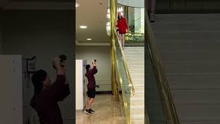 Dynamic photo POSE on stairs 📸 ❌ ✅ #photography #photoidea