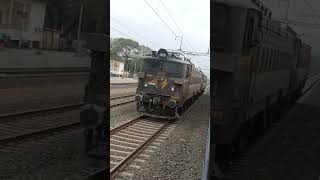 Light Running Twain's Electric Locomotive High Speed #highspeedcrossing  Indian Railway