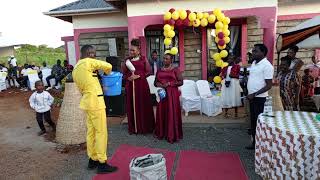 ANTONY KYALO GIFTING ELIZA DURING HER HOUSE OPENING EVENT