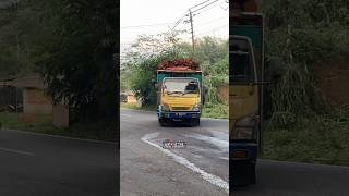 Truck Logging Melintasi Tikungan Tajam | Pesona Kelok Manglong