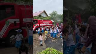 CARA DAMKAR NYENENGIN ANAK ANAK 🚒👩‍🚒 #damkar #api #pemadamkebakaran #pemadamkebakaranindonesia