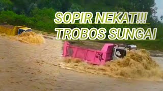 mobil truk mengangkut pasir dalam air