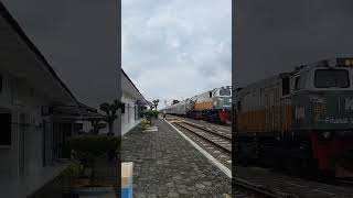 Silang Lodaya di Gandrungmangun #keretaapi #train #railway