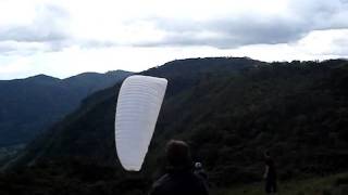 Paraglider (15/nov/2008) Pouso na rampa da Pedra do Baú.