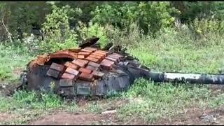 russian army tank t-72 being hit by Ukrainians