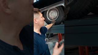 Пошаговая инструкция по замене заднего колеса на автомобиле Кадиллак. #new_mechanic152 #кадиллак