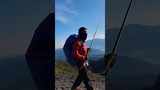 PENDAKI JAKET MERAH  BAWA APA TUH #solohiking #hikingadventures #