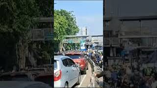 Arus lalu lintas di Jalan Warung Buncit Mampang terpantau padat merayap dari arah Ragunan