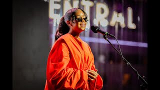 H.E.R. Accepts the Get Lit Ignite Artist Award