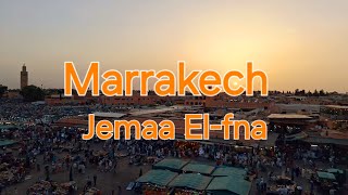 El atardecer en la plaza Jemaa el-Fna de Marrakech es un espectáculo mágico y vibrante.