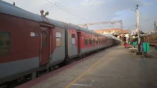 22351 Pataliputra SMVT Bengaluru Superfast Express rushing past Whitefield Station #indianrailways