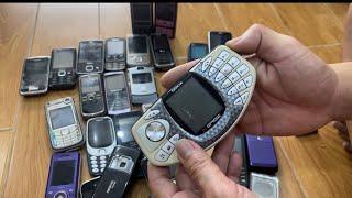 Коллекция всех самых старых телефонов, таких как Nokia, Samsung, Sony, blackberry.