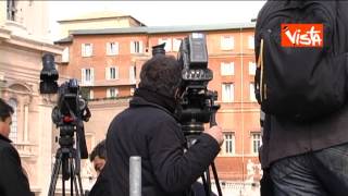 19-03-13 MESSA INTRONIZZAZIONE GIORNALISTI ASSALTANO TERRAZZA BRACCIO CARLO MAGNO WEB