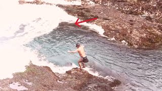 pescador se atrevió entrar a una isla del mar agitado y mira los alimentos que saca de las rocas