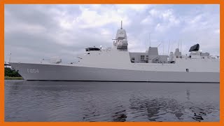 Vorbeifahrt der niederländischen Fregatte HNLMS DE RUYTER im Nord-Ostsee-Kanal